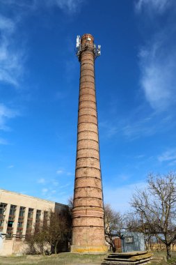 Üstünde antenler olan eski bir tuğla tüp