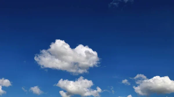 Όμορφα Σύννεφα Στον Γαλάζιο Ουρανό — Φωτογραφία Αρχείου