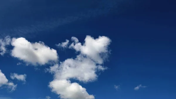 Красивые Облака Голубом Небе — стоковое фото