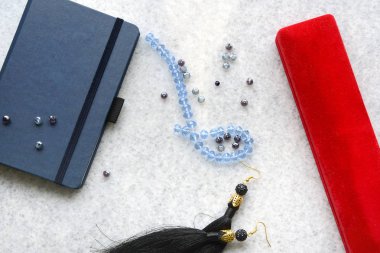 kırmızı kutu ile mavi kitap