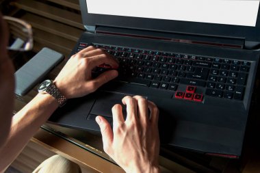 Adam cep telefonu ile onun laptop üzerinde çalışıyor