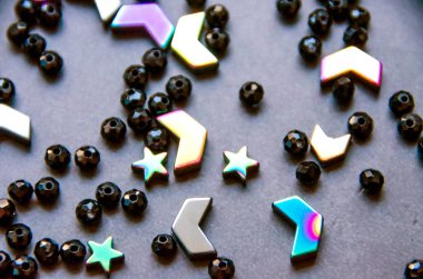 Beyaz ve gri arka planda izole renkli, siyah boncuklar ve taşlar