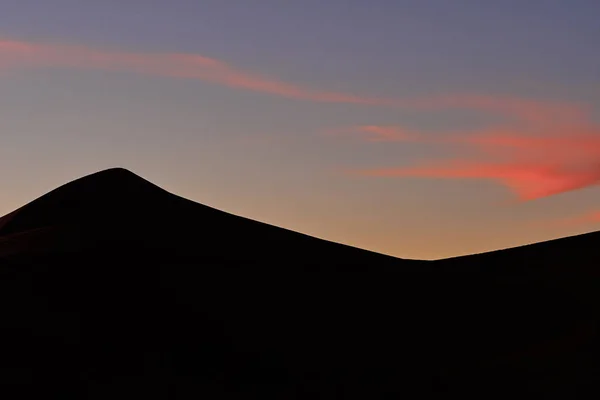 Contraluz en el desierto, al atardecer — Foto de Stock