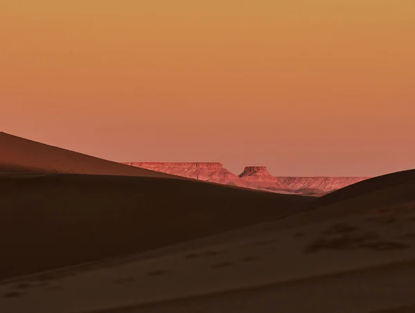 Duna di sabbia, deserto del Sahara, con vista sull'argelia . — Foto Stock