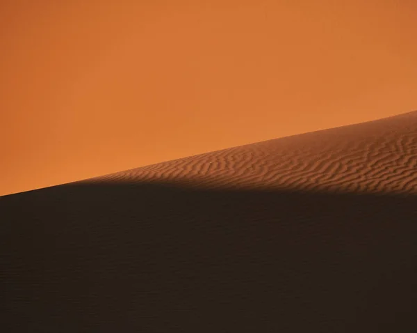 Altın çölde kum dokular ve çizgiler — Stok fotoğraf