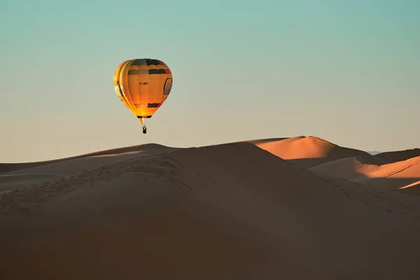 Çöl üzerinde uçan bir sıcak hava balonu — Stok fotoğraf