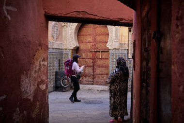 Fez, Fas - 07 Aralık 2018: Bir backpacker arasında kontrast 