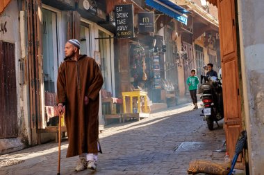 Fez, Fas - 07 Aralık 2018: Faslı beyefendi yürüyen dow