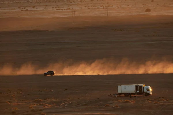 Merzouga, Marocco - 04 dicembre 2018: camion autocaravana, y co — Foto Stock