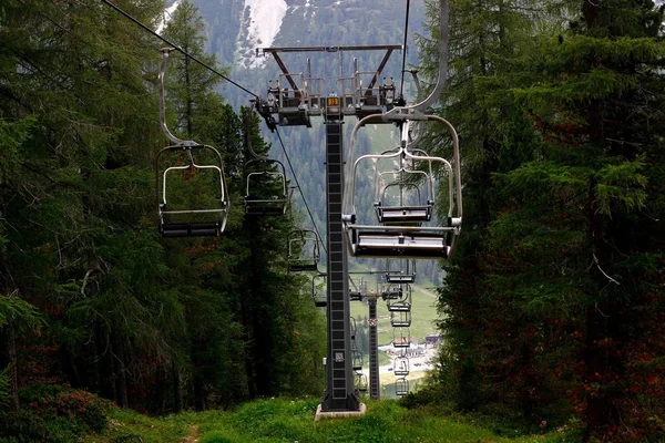 意大利山区的电缆铁路 位于树木和森林中间 — 图库照片