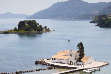 Korfu, Kerkyra, Yunanistan Vlacherna Manastırı ve Fare adası Pontikonisi güneşli görünümü. Kartpostal görünümü.