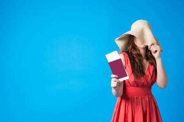 Mooie Vrouw Trendy Koraal Jurk Verbergen Haar Gezicht Onder Zomerhoed — Stockfoto