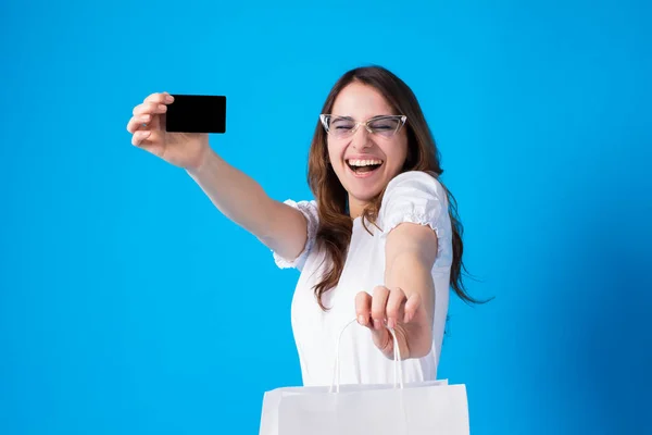 Jovem mulher sorrindo e rindo enquanto envia mensagens de texto em um  telefone em casa mulher alegre conversando com seus amigos com aplicativos  rolando mídias sociais e assistindo memes engraçados da internet enquanto  relaxa em um sofá