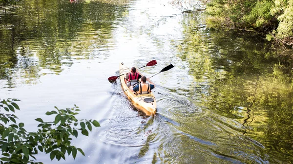 Deux touristes kayakistes femme et homme faisant du canoë-kayak dans un lac un jour d'été.Couple kayak ensemble dans la rivière.Vue arrière.Été concept de vacances de voyage en famille. Repos actif, sports nautiques loisirs. — Photo