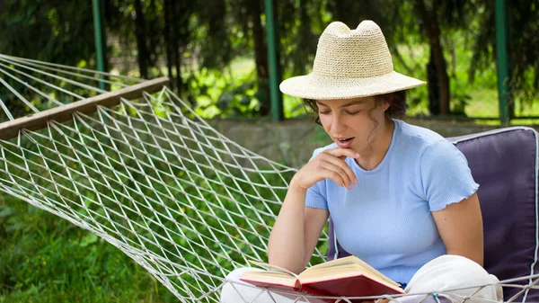 Mooie Jonge Vrouw Lezen Interessant Boek Een Hangmat Groene Tuin — Stockfoto
