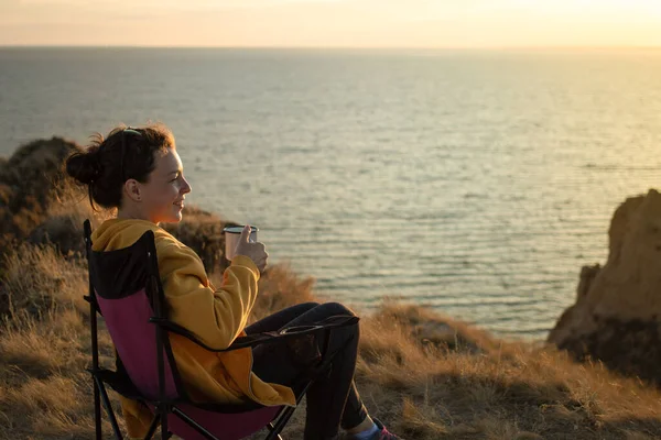 Gelukkige Jonge Vrouw Die Hete Koffie Drinkt Uit Ijzeren Beker — Stockfoto