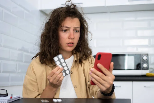 Amigos da mulher e telefone rindo na videochamada para memes de piadas  engraçadas ou comunicação em casa mulheres conversando no smartphone móvel  com risadas para conversa boba ou discussão no sofá da