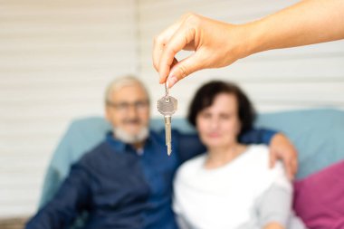 Emlakçının elinde yeni evin anahtarı var. Yaşlı bir çiftin bulanık geçmişi var. Kanepede emlakçıyla görüşüyor. Emeklilik konsepti için daire satın almak veya kiralamak