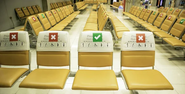Symbole Specjalnych Krzesłach Lub Specjalne Siedzenia Zachować Dystans Społeczny Jest — Zdjęcie stockowe