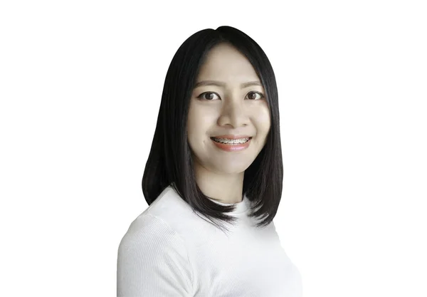 Schöne Asiatische Junge Frau Trägt Zahnspange Lächelnd Isoliert Auf Weißem — Stockfoto