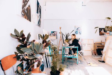 atölyede şelat üzerine kadın sanatçı resim portresi