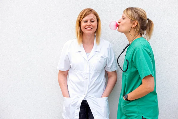 两位女医生在工作休息期间一起在医院外玩耍和玩耍 — 图库照片