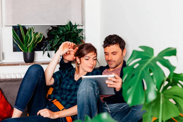 Beautiful Caucasian Couple Sitting Sofa Relaxing Watching Tablet — Stock Photo, Image