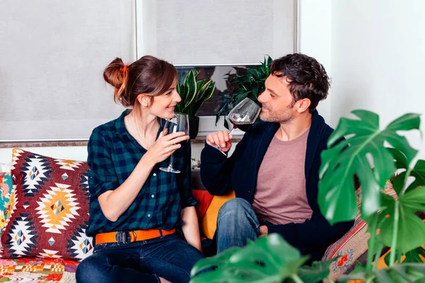 Fröhliches Paar Hause Entspannt Bei Einem Glas Wein — Stockfoto
