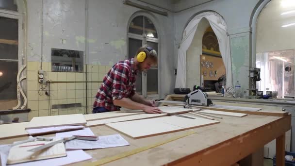 Jeune Homme Dans Casque Travaillant Avec Bois Dans Atelier — Video