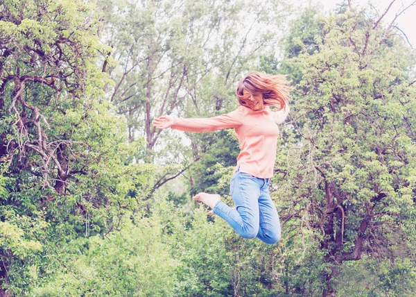 Feliz Mujer Saltando Amargada Por Verde Los Árboles — Foto de Stock