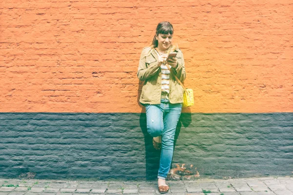 Young Hipster Woman Walking City Her Mobile Phone — Stock Photo, Image