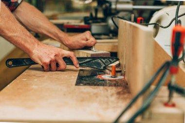 Atölye çalışmalarında, marangoz