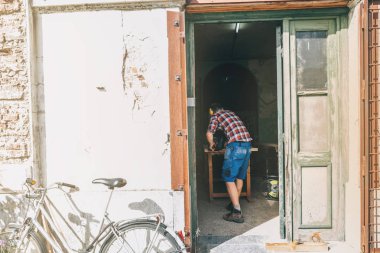 Atölye çalışmalarında, marangoz