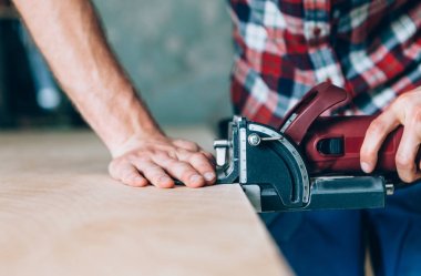 Atölye çalışmalarında, marangoz