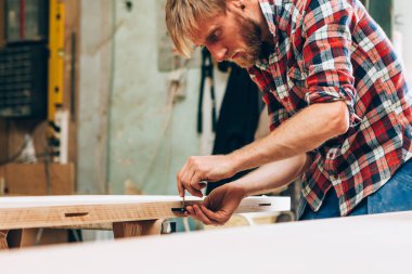 Atölye çalışmalarında, marangoz