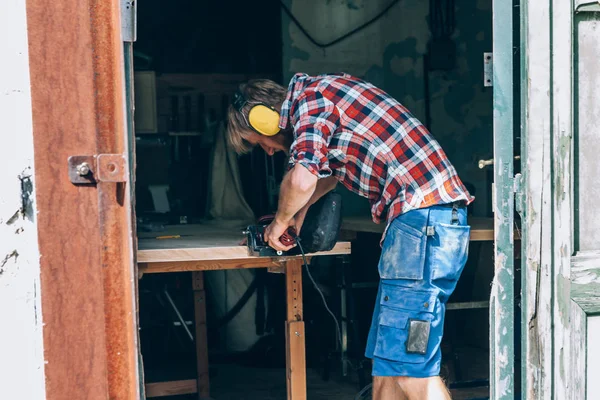 Falegname Lavoro Nel Suo Laboratorio — Foto Stock