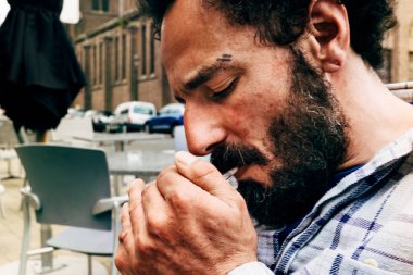 El yapımı sigara aydınlatma emin bir adam portre