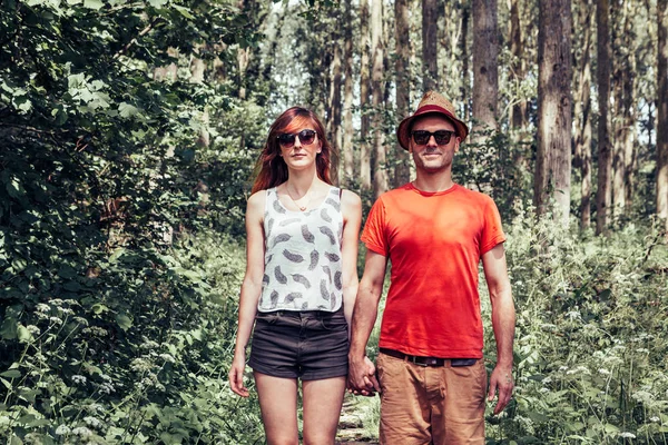 Retrato Una Pareja Casual Madera Pie Delante Cámara Con Gafas — Foto de Stock