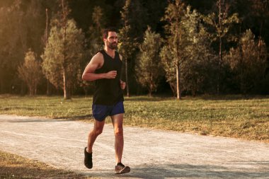 bir parkta açık havada çalışan bir erkek sportif kişi. sağlıklı yaşam tarzı kavramı