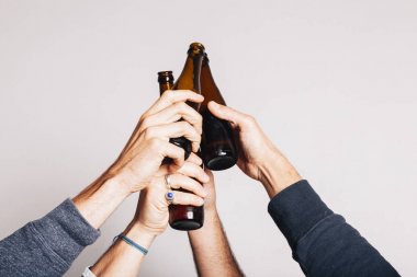 eller bir şişe bira tutarak ve kadar tost 