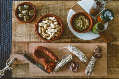 yemek yemek için hazır yüksek açı görünümü. Tapas, yemek ve aperitif konsepti