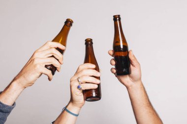 eller bir şişe bira tutarak ve kadar tost 