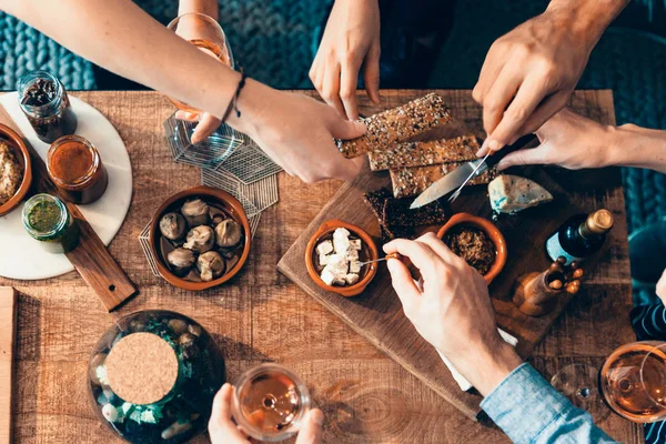 yemek ve dostluk keyfini bir tablo etrafında bir grup insan üst görünümü