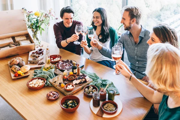 Prietenii Toastează Împreună Distrează Jurul Unei Mese Mâncare — Fotografie, imagine de stoc