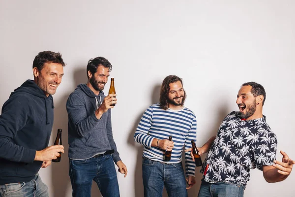 Dört Mutlu Arkadaş Kutluyor Eğlenin Yüksek Sesle Gülmek Birlikte Tost — Stok fotoğraf
