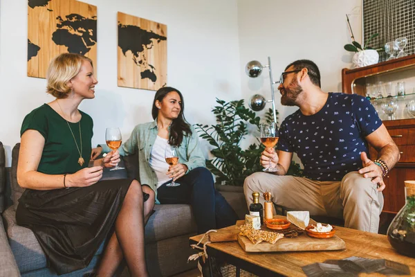 Tiga Teman Duduk Sofa Berbicara Bersama Sama Dan Menikmati Makanan — Stok Foto