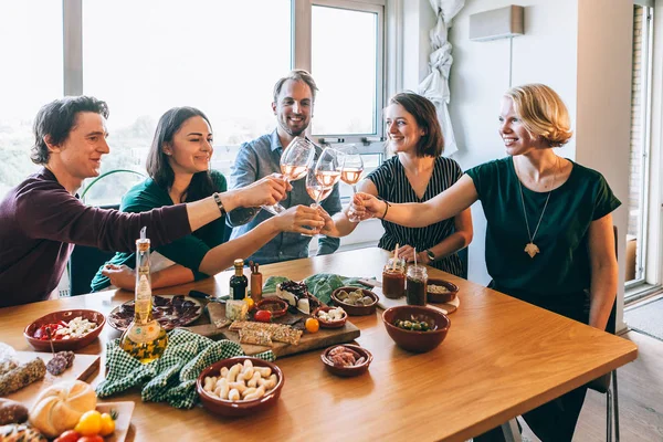 Prietenii Toastează Împreună Distrează Jurul Unei Mese Mâncare — Fotografie, imagine de stoc