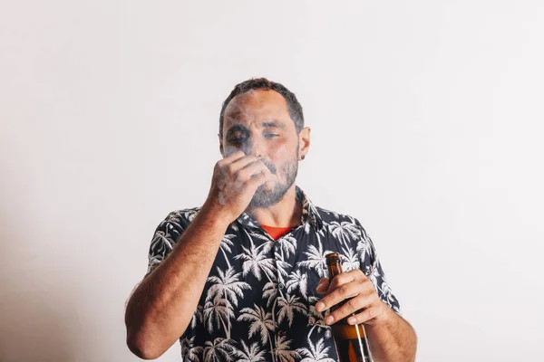 맥주를 마시고 담배를 피우는 수염난 남자의 초상화 — 스톡 사진