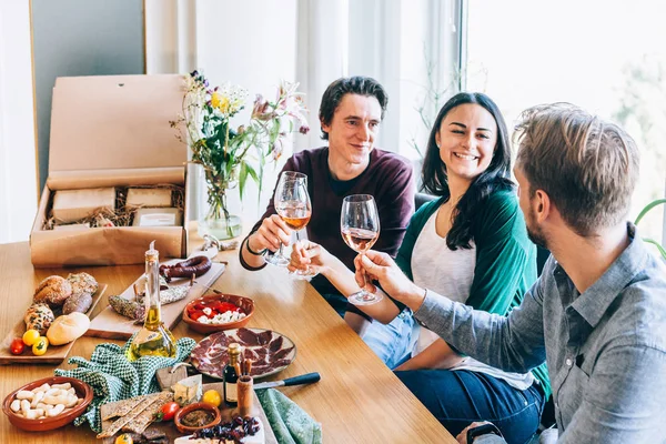 Prietenii Toastează Împreună Distrează Jurul Unei Mese Mâncare — Fotografie, imagine de stoc