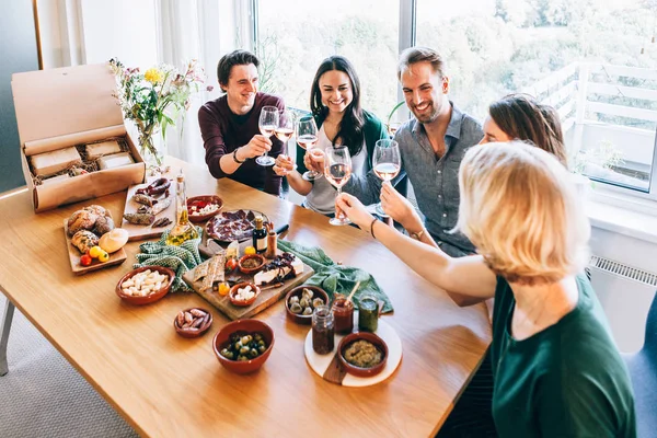 Prietenii Toastează Împreună Distrează Jurul Unei Mese Mâncare — Fotografie, imagine de stoc